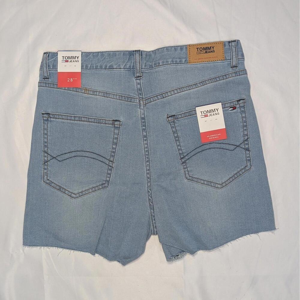 Tommy Jeans Women’s High Rise Embroidered Denim Shorts 28 NWT Light Wash Raw Hem - Picture 2 of 6